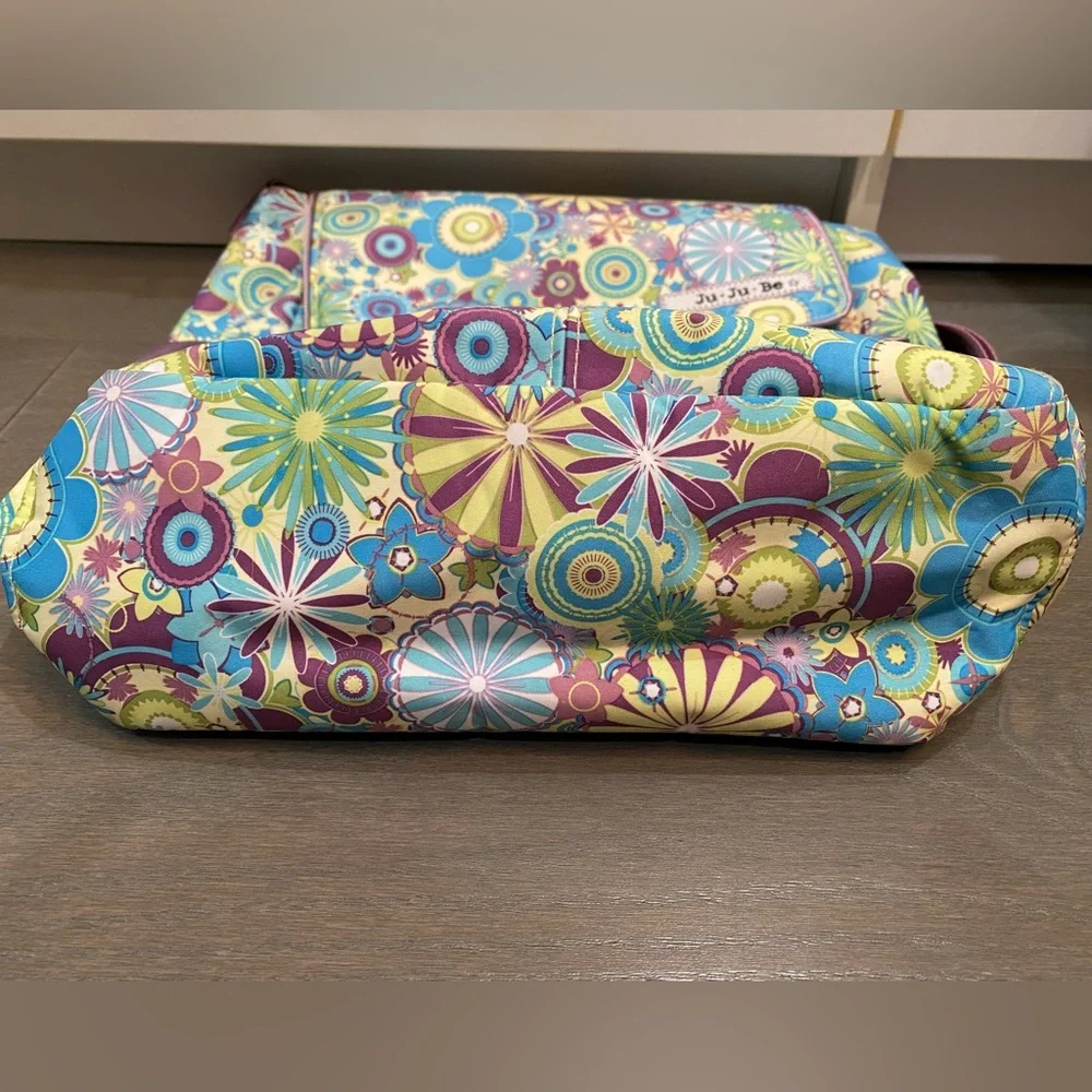 Authentic JuJuBe “Be Hip” in retired print Dizzying Daisies!!!